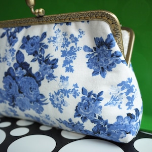 Bolsa Kisslock de latão com flores azul-marinho, bolsa de pulso, bolsa feminina - bolsa de maquiagem, bolsa de cosméticos, capa de telefone, presente de noivado, presente para madrinhas, presente para ela