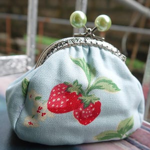 Bolsa com fecho Pearl Kiss, carteira, suporte Bluetooth, estojo para fone de ouvido, organizador de joias e maquiagem para viagem, bolsa de armazenamento para viagem, acessórios de tecnologia - Morango
