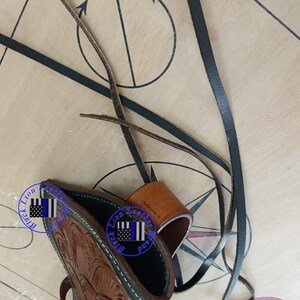 Pode incluir: Uma coldre de couro marrom com detalhes florais, uma tira de couro e uma presilha de cinto de couro marrom. O coldre tem interior preto e costura verde. O texto "Black Lion Leather Brand" &eacute; vis&iacute;vel. O texto "!!! Feel Free Duty will Pay By Seller !! Purchase now.." tamb&eacute;m &eacute; vis&iacute;vel.