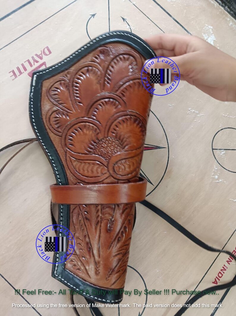 Pode incluir: Uma coldre de couro marrom com intrincados desenhos florais. Possui uma borda preta e uma al&ccedil;a. A imagem inclui o texto "Lion Leather Brand".