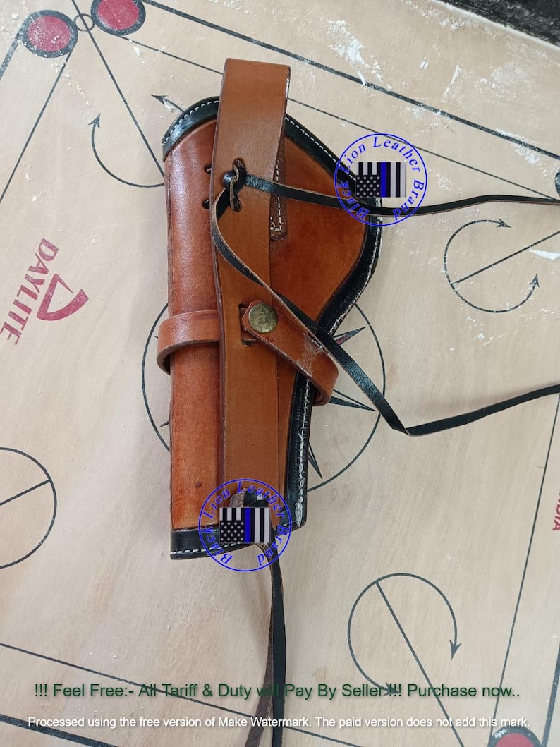 Pode incluir: Uma coldre de couro castanho com acabamento preto e uma correia. O coldre tem uma presilha para cinto e um fecho de bot&atilde;o. O fundo &eacute; uma superf&iacute;cie de cor clara com a palavra "DAYLITE" vis&iacute;vel. A imagem tamb&eacute;m cont&eacute;m uma marca d'&aacute;gua.