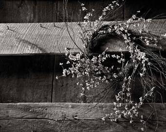 Old barn wreath (photograph), Merrimac, Massachusetts