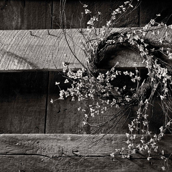 Old barn wreath (photograph), Merrimac, Massachusetts