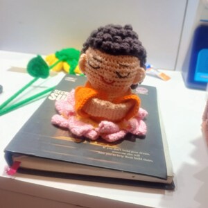 Handgemaakte gehaakte boeddhapop | Mediterende monniksamigurumi | Zen-decor voor thuis en op kantoor | Spiritueel cadeau | Mindfulness-beeldje
