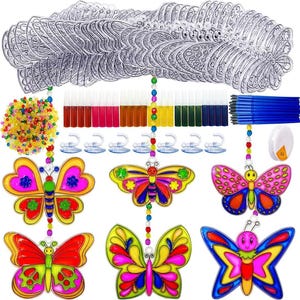 Puede incluir: Un kit de manualidades con atrapasoles en forma de mariposa, pinturas de colores, pinceles y accesorios para colgar. El kit incluye múltiples diseños de mariposas en varios colores, junto con elementos decorativos transparentes. Las pinturas están en botellas pequeñas.