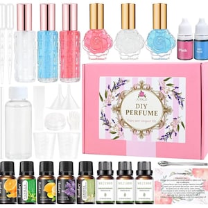 Puede incluir: Un kit para hacer perfume DIY que incluye una caja rosa con la etiqueta DIY PERFUME, varios frascos de vidrio con atomizador, viales de aceites esenciales Hankey y Mejisoo, embudos, goteros, vasos medidores y una tarjeta de instrucciones.