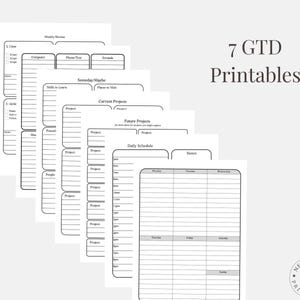 Puede incluir: Siete imprimibles GTD sobre un fondo blanco. Los imprimibles incluyen secciones para la revisi&oacute;n semanal, la computadora, el tel&eacute;fono/texto, los correos electr&oacute;nicos, las habilidades para aprender, los proyectos actuales, los proyectos futuros y un horario diario. El texto "7 GTD Printables" est&aacute; en la esquina superior derecha.