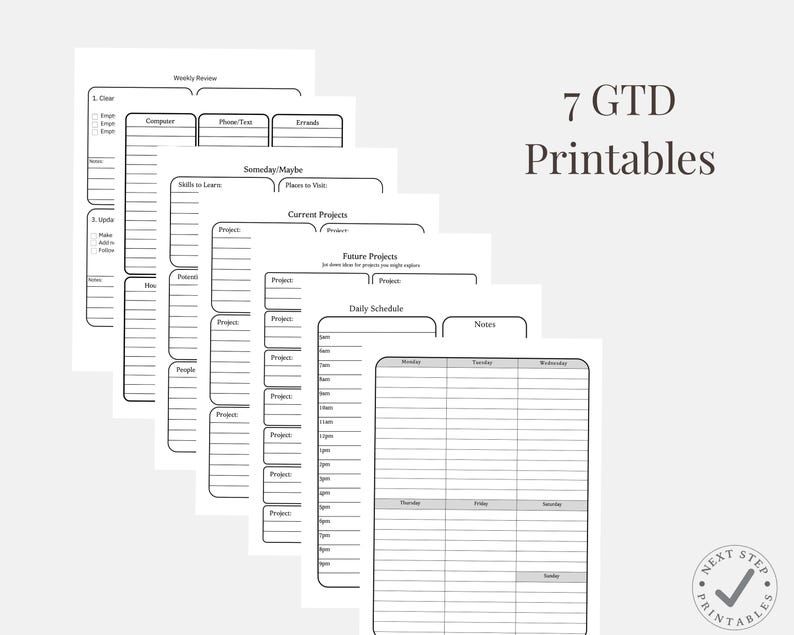 Puede incluir: Siete imprimibles GTD sobre un fondo blanco. Los imprimibles incluyen secciones para la revisi&oacute;n semanal, la computadora, el tel&eacute;fono/texto, los correos electr&oacute;nicos, las habilidades para aprender, los proyectos actuales, los proyectos futuros y un horario diario. El texto "7 GTD Printables" est&aacute; en la esquina superior derecha.