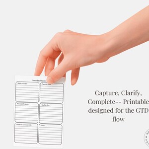 Puede incluir: Una p&aacute;gina de planificador imprimible blanca sostenida por una mano. La p&aacute;gina tiene secciones para "Habilidades para aprender", "Lugares para visitar", "Proyectos potenciales", "Cosas para probar", "Personas para conectar" y "Otros". El texto dice "Captura, Clarifica, Completa - Imprimible dise&ntilde;ado para el flujo GTD."