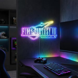 Könnte beinhalten: Ein Neonschild mit dem Text "FINAL FANTASY VII" in Lila und Weiß, mit einem stilisierten Design. Das Schild ist an einer dunklen Wand über einem Gaming-Setup angebracht, einschließlich Tastatur, Controller und Monitor.