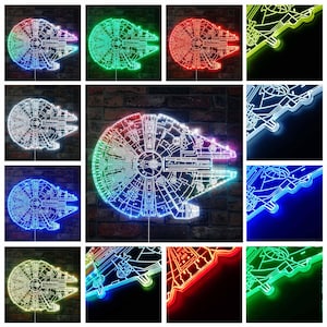 K&ouml;nnte beinhalten: Eine Sammlung von LED-Leuchtwandkunst mit dem Raumschiff Millennium Falcon. Die Bilder zeigen das Schiff in verschiedenen Farben, darunter Wei&szlig;, Gr&uuml;n, Rot und Blau, mit komplizierten Details. Die Lichter befinden sich auf einem dunklen Hintergrund.