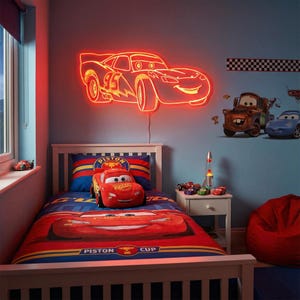 Può includere: Camera da letto per bambini a tema Saetta McQueen. Un'insegna al neon rossa di Saetta McQueen è montata sulla parete sopra il letto. Il letto ha un copripiumino e una federa di Saetta McQueen rossi e blu. Auto giocattolo e adesivi completano il tema.