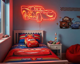 Puede incluir: Dormitorio infantil con temática de Rayo McQueen. Un letrero de neón rojo de Rayo McQueen está montado en la pared sobre la cama. La cama tiene una funda nórdica y una funda de almohada de Rayo McQueen rojas y azules. Coches de juguete y pegatinas completan el tema.