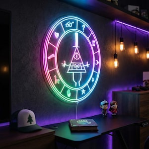 Puede incluir: Un letrero de neón con un diseño circular y varios símbolos, incluido un triángulo central con un ojo. El letrero se ilumina con un degradado de colores, como rosa, azul y verde. Un sombrero con un gráfico de árbol y figuras están en un escritorio.