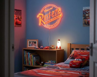 Op de afbeelding: Kinderslaapkamer met een blauwe muur met een neonbord met de tekst "Rust-eze Bumper Ointment". De kamer heeft een bed met een Cars-thema dekbed, een boekenplank en een raketvormige lamp. Er staan ​​verschillende speelgoedauto's op de plank.