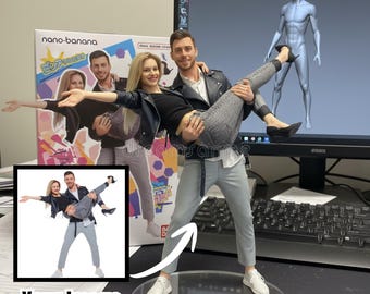 Op de afbeelding: Een beeldje van een man die een vrouw draagt, beiden in vrijetijdskleding, met een doos op de achtergrond. De man draagt een zwart leren jack, grijze broek en witte sneakers. De vrouw draagt een zwarte top, grijze jeans en zwarte hakken. Een computermonitor toont een 3D-model.