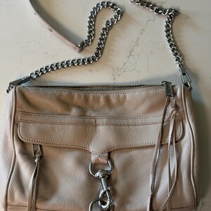 Peut inclure: Panneau en bois rustique avec l'inscription "Welcome to our home" en lettres blanches. Le panneau pr&eacute;sente une finition vieillie et un design simple et accueillant, id&eacute;al pour un porche ou une entr&eacute;e.