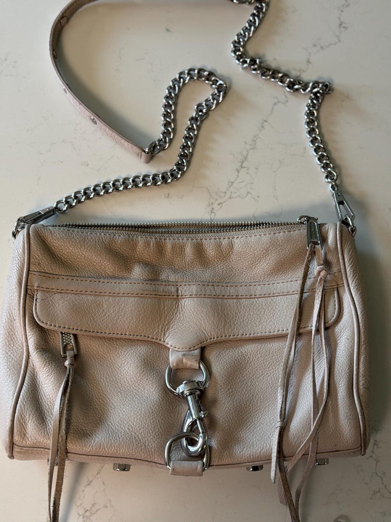 Peut inclure: Panneau en bois rustique avec l'inscription "Welcome to our home" en lettres blanches. Le panneau pr&eacute;sente une finition vieillie et un design simple et accueillant, id&eacute;al pour un porche ou une entr&eacute;e.