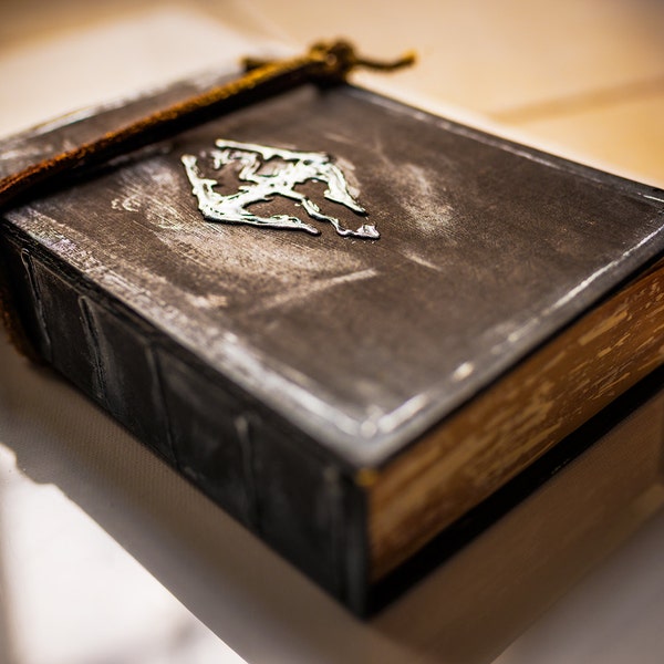 Traveler's Journal - Skyrim inspirierte geheime Buch-Box mit Schmuck und Karten
