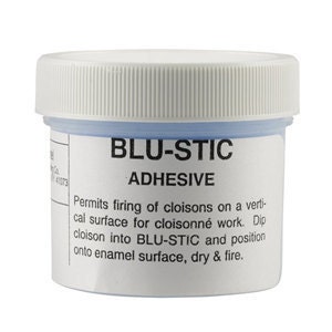 以下が含まれることがあります： 「BLU-STIC ADHESIVE」とラベル付けされた、青い蓋が付いた白い瓶。ラベルには、クロワゾネの作業に接着剤を使用するための指示も含まれています。