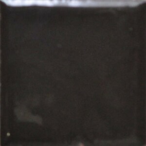 Pode incluir: Um azulejo de cerâmica preto sólido com um acabamento liso e fosco.