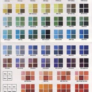 Puede incluir: Una carta de colores de pinturas de esmalte transparente para cobre, oro y plata. La carta muestra los nombres y n&uacute;meros de color para cada tono. Los colores van desde el marfil hasta el rojo madera.
