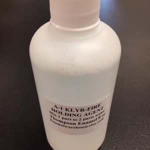 Könnte beinhalten: Eine weiße Plastikflasche mit einem weißen Deckel, beschriftet mit "A-1 KLYR-FIRE HOLDING AGENT Mischen Sie 1 Teil mit 2 Teilen Wasser Thompson Enamel & of Enamelwarehouse.etsy.com"