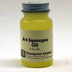 Könnte beinhalten: Eine gelbe Glasflasche mit A-4 Squeegee Oil und einem grauen Deckel. Das Etikett trägt die Aufschrift "A-4 Squeegee Oil" und "2 FL. OZ." mit dem Thompson Enamel-Logo. Die Flasche enthält eine gelbe Flüssigkeit.