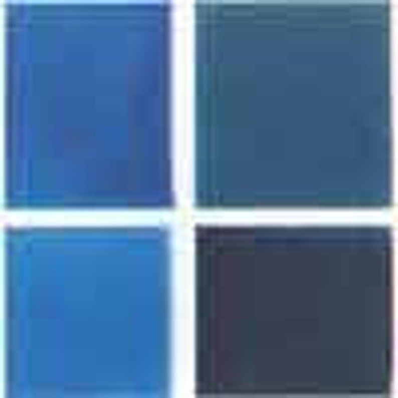Puede incluir: Cuatro azulejos cuadrados de cer&aacute;mica en tonos de azul. Los azulejos est&aacute;n dispuestos en forma de cuadr&iacute;cula, con el azulejo superior izquierdo siendo el tono de azul m&aacute;s claro y el azulejo inferior derecho siendo el tono de azul m&aacute;s oscuro.