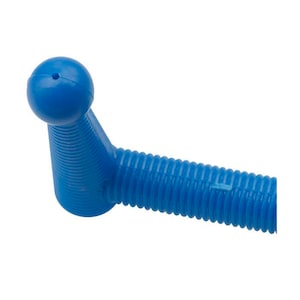 Puede incluir: Una herramienta de plástico azul con una punta redonda y un mango acanalado. La herramienta está diseñada para limpiar y mantener tuberías.