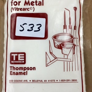 Könnte beinhalten: Ein weißer Beutel mit Thompson Enamel Schmuckemaille für Metall, beschriftet mit der Nummer "S33" und der Adresse und Telefonnummer des Unternehmens.