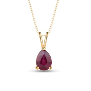 Peut inclure: Un collier doré avec un pendentif en forme de poire, orné d'une pierre précieuse rouge foncé. Le pendentif est suspendu à une chaîne délicate. La pierre précieuse est d'une couleur vive et accrocheuse.