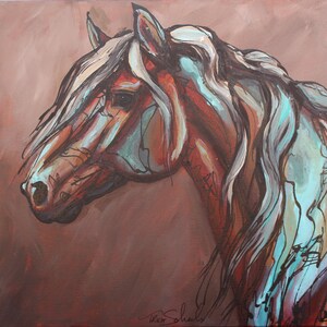 Puede incluir: Una pintura de la cabeza de un caballo con un esquema de color marrón, rojo y azul. La crin del caballo es larga y fluida, y la pintura tiene un aspecto texturizado.