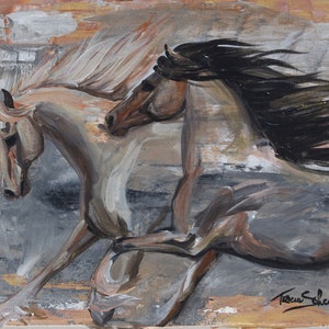 Könnte beinhalten: Ein Gemälde von zwei galoppierenden Pferden, eines mit einer weißen Mähne und das andere mit einer schwarzen Mähne. Die Pferde sind in Braun-, Weiß- und Grautönen auf einem Hintergrund aus gedämpftem Gold und Braun gemalt.