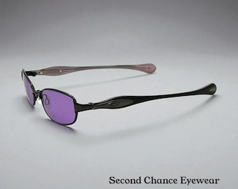 Gafas de sol Oakley Flawless 2.0 estilo vintage con acabado cromado cepillado y lentes personalizadas de color morado sólido.