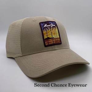 Puede incluir: Gorra de béisbol color beige con parte trasera de malla y visera curva. La gorra presenta un parche rectangular con las palabras "Maui Jim" sobre una escena de puesta de sol con palmeras. El texto "Second Chance Eyewear" está debajo.