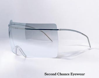 Gafas de sol Chanel 4045 c.124/57 Vintage de los años 2000, estilo escudo, metal plateado, lentes degradadas de gris a transparente.