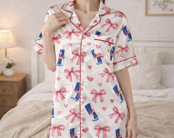 Vestido camisero de satén con estampado de Red Bull para mujer, con lazos y corazones.