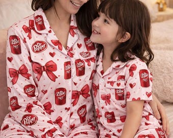 Conjunto de pijama Dr Pepper: Pijama de satén femenino con lazo y estampado de corazones.
