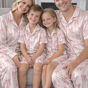 Puede incluir: Una taza de cer&aacute;mica blanca con un asa negra y el texto "But First, Coffee" en negro, con una fuente de estilo manuscrito. La taza est&aacute; sobre una superficie blanca.