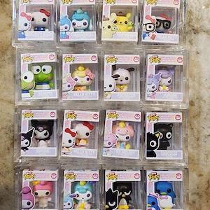 Puede incluir: Colecci&oacute;n de figuras de vinilo Funko Pop! con varios personajes de Hello Kitty y Amigos. Cada figura se muestra en una caja de pl&aacute;stico transparente. Personajes: Hello Kitty, Kuromi, y Badtz-Maru.