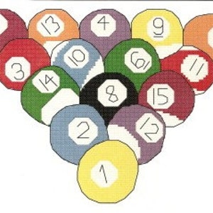 Könnte beinhalten: Ein Satz von 15 Billardkugeln, die in einem Dreieck angeordnet sind, wobei die 8er-Kugel in der Mitte liegt. Die Kugeln sind von 1 bis 15 nummeriert, wobei die 8er-Kugel schwarz, die 1er-Kugel gelb und die restlichen Kugeln in verschiedenen Farben sind.