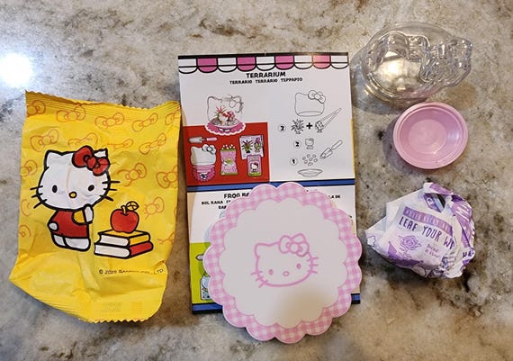 MGA's Miniverse Make It Mini Hello Kitty – Serie 3 – Réplicas De Papelería Retro – 8 Modelos Coleccionables – Bola Sorpresa Con Instrucciones – A Partir De 8 Años
