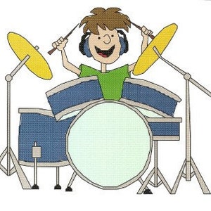 Pode incluir: Uma ilustração de desenho animado de uma pessoa tocando um conjunto de bateria. A pessoa está usando fones de ouvido e uma camisa verde. O conjunto de bateria é azul e tem um prato amarelo.