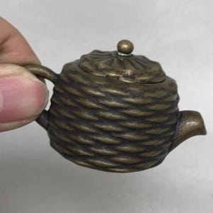Vintage Brass Woven Texture Mini Teapot, Basket Weave Tiny Tea Pot, Retro Tea Pet Ornament