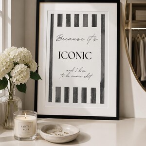 Könnte beinhalten: Ein gerahmter Kunstdruck mit schwarzen vertikalen Streifen an den Seiten und dem Text "Because it's ICONIC and I love to do iconic shit" in einer Kombination aus Serifenschrift und Schreibschrift. Das Bild ist in einem dünnen schwarzen Rahmen.