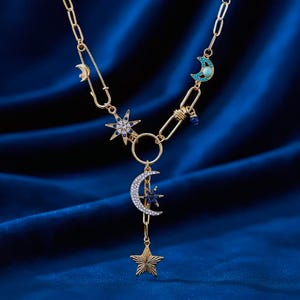 Collar con dije celestial con luna y estrella