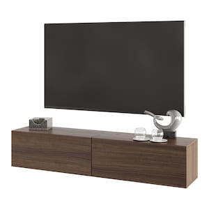 Op de afbeelding: Een modern entertainmentcenter met een grote zwarte televisie boven een lage, donkere houten kast. Decoratieve items zijn een kleine marmeren doos, een sculptuur en twee glazen kopjes.