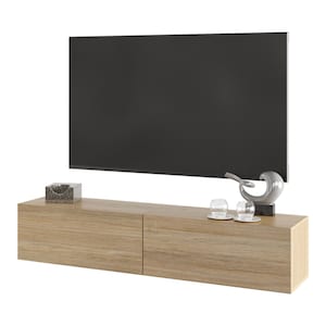 Op de afbeelding: Een modern entertainmentcenter met een grote zwarte televisie boven een licht houten kast. Decoratieve items zijn een kleine marmeren doos, een zilveren sculptuur en twee glazen.