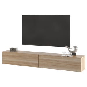 Può includere: Un mobile TV sospeso marrone chiaro con due cassetti, una televisione nera e oggetti decorativi. Il mobile ha una finitura a venature del legno. Gli oggetti decorativi includono una piccola scatola, due bicchieri trasparenti e una scultura argentata.